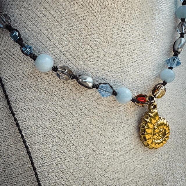 Collier AURA aigue marine , cristaux Swarovski et perles d’eau douce 