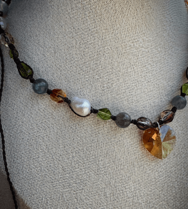Collier AURA labradorite, cristaux Swarovski, perles d’eau douce