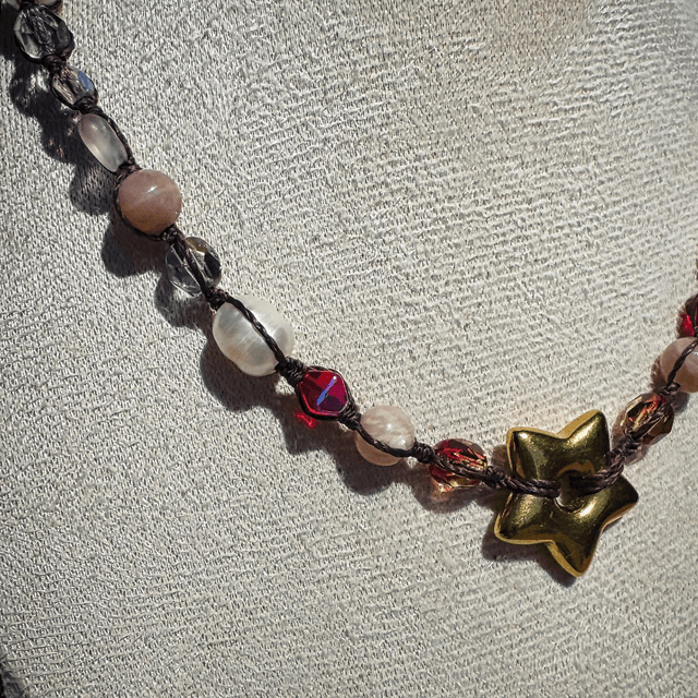 Collier AURA pierres de soleil, cristaux de Swarovski et perles d’eau douce 