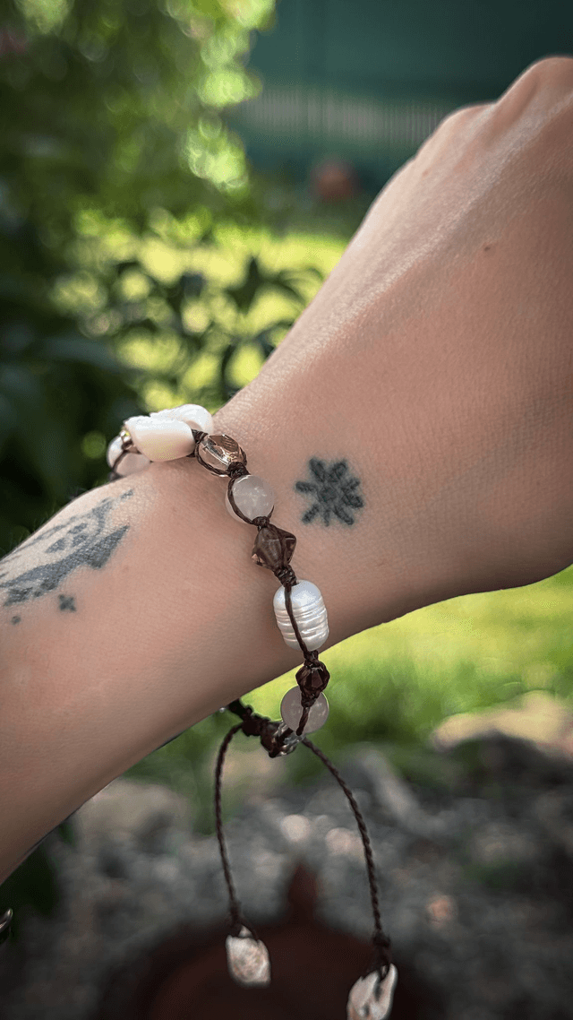 Bracelet AURA quartz rose , cristaux Swarovski et perles d’eau douce