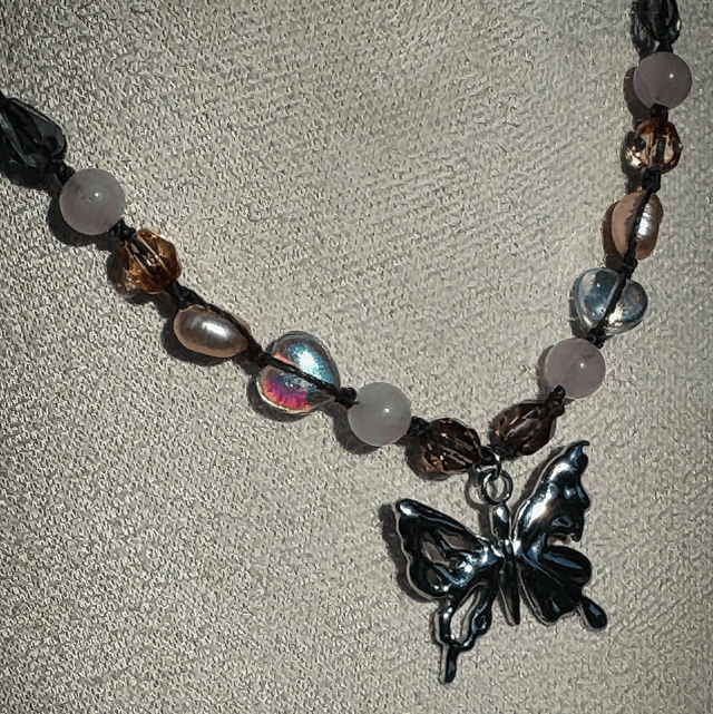 Collier AURA quartz rose , cristaux Swarovski et perles d’eau douce