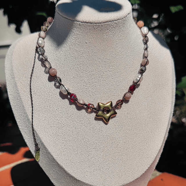 Collier AURA pierres de soleil, cristaux de Swarovski et perles d’eau douce 